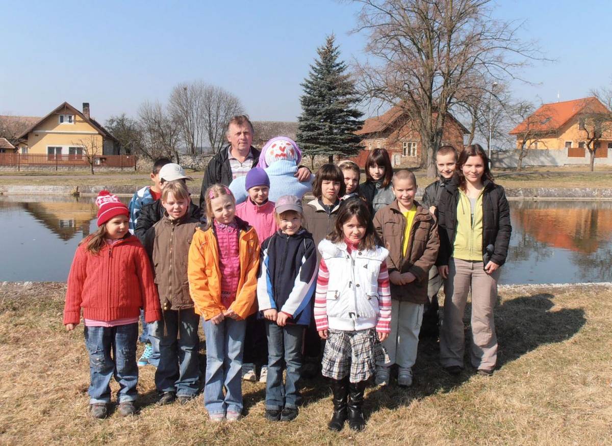 Jako každým rokem se i letos 21. března žáci I. stupně naší školy a děti z mateřské školy podíleli na Vítání jara, vynášení Moreny.