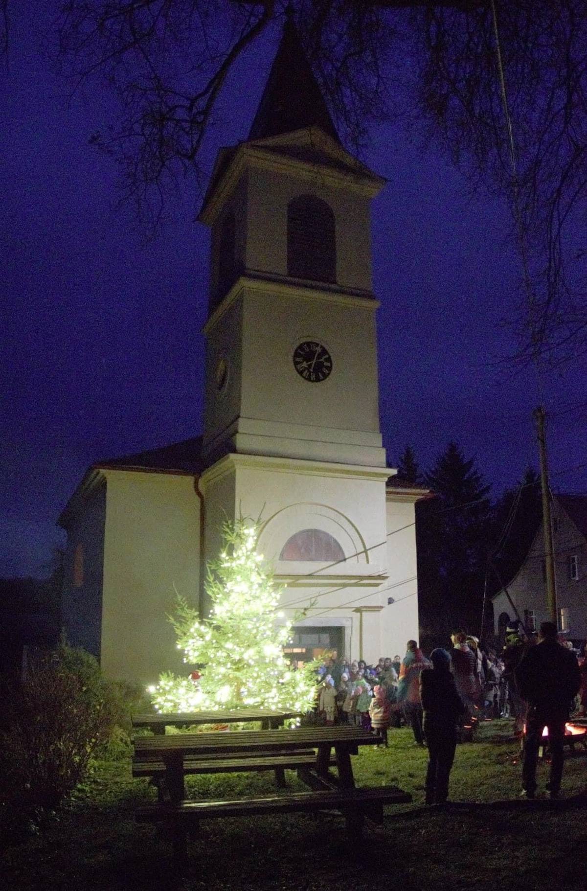 Srdečně Vás zveme na společné vánoční setkání u kostela v Paliči v pátek 19.12.2025.    Program:  od 17.00 – setkání před kostelem v Paliči od 18.00 – vystoupení dětí z naší mateřské a základní školy následně koncert pozounového kvarteta Quartetto Imperiale di Tromboni Františkovy Lázně (pod vedením pana Roberta Říšského) po 19.00 – sousedské vánoční posezení v Paličské hospodě Peklo    Sousedské pohoštění: Přijďte se pochlubit sousedům svým cukrovím, svařákem, výborným vaječným koňakem nebo jiným vánočním občerstvením.     Hospoda Peklo: Provoz hospody zajišťují noví nájemci Hospůdky v Lipové – manželé Vojáčkovi, otevřeno bude od 18.30.     Doprava (minibus)- dopravu zajišťují naši hasiči:     Odjezdy z Lipové do Paliče: • 16.45 • 17.15 • 17.45 • 18.45 • 19.45     Zpáteční odjezdy z Paliče do Lipové: • 19.00 • 21.00 • 22.30 (nebo dle potřeby)     Těšíme se na společné setkání a krásnou vánoční atmosféru.