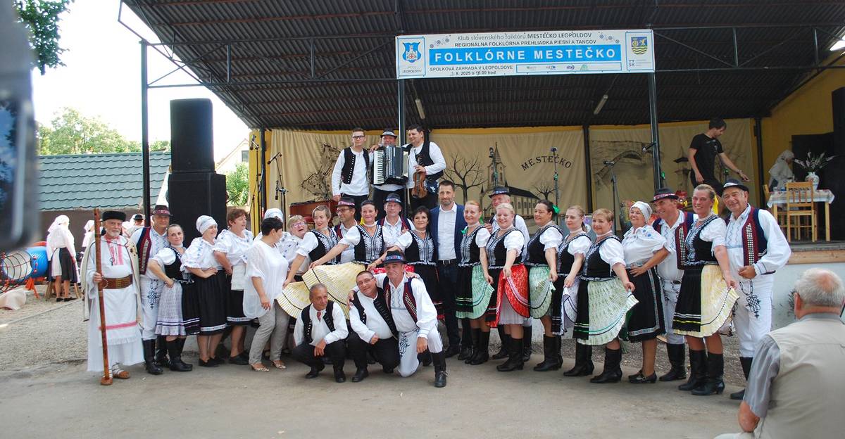 ➡️Aj tento rok sa medzi uchádzačmi o podporu v rámci Participatívneho rozpočtu Trnavskej župy nachádza leopoldovský Klub slovenského folklóru Mestečko s projektom Rozvoj Mesteckého folklóru. Podporte našich folkloristov a pomôžte im získať ďalšie financie na ich činnosť. ➡️Pri hlasovaní je potrebné vybrať aspoň 3 projekty. Do pozornosti dáváme aj projekt Koľko lásky v srdci nosíš. Hlasovanie je bezplatné a každý môže hlasovať len raz. 👉Hlasovanie: https://tvorimekraj.trnava-vuc.sk/domov