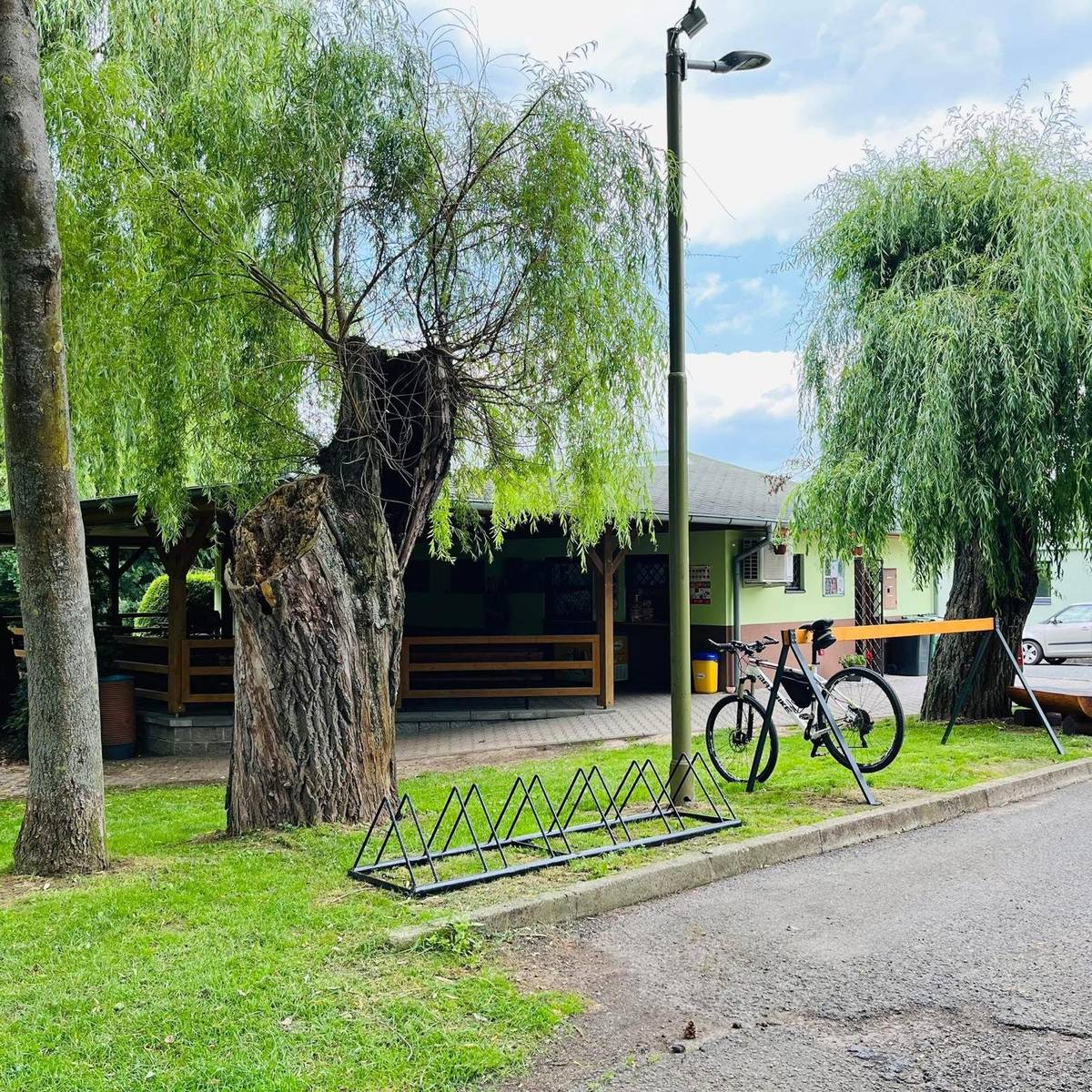 Obec Rybníček zveřejňuje záměr pronajmout stavbu kiosku s šatnami a sociálním zařízením (st. 294).  Hledáme nájemce pro sezónu 2026, který zajistí kvalitní zázemí pro občany i návštěvníky. Hlavní podmínky: Termín: Od 1.4.2026 - 31.10.2026  Hlavní provoz od 1. 6. – 31. 8. (otevírací doba min. 6 dní v týdnu), vedlejší sezóna (duben, květen, září, říjen) otevírací doba min. pá - ne. Požadavky: Živnostenské oprávnění na hostinskou činnost a dodržování provozního řádu. Nájemné: Minimálně 100 Kč měsíčně (energie hradí pronajímatel). Jak se přihlásit? Nabídky zasílejte v uzavřené obálce s nápisem „KIOSEK“ do kanceláře OÚ Rybníček. Uzávěrka přihlášek: 25. 2. 2026 do 12:00 hodin. Kritéria výběru: Otevírací doba, šíře sortimentu a výše nájemného. Kontakt a prohlídka: Prohlídka areálu je možná po telefonické dohodě na čísle 739 239 833