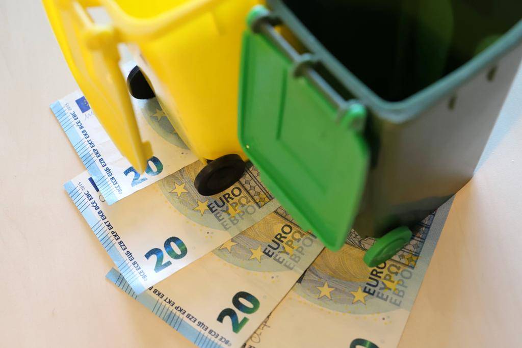 Hnúšťa, 16.12.2025 - Zastupiteľstvo na včerajšom zasadnutí prerokovalo návrh Doplnku č. 6 k Všeobecne záväznému nariadeniu č. 147/2019 o miestnych daniach a poplatkoch. Výsledkom sú rozhodnutia, ktoré reflektujú aktuálne ekonomické podmienky a zároveň zachovávajú sociálnu citlivosť voči obyvateľom.