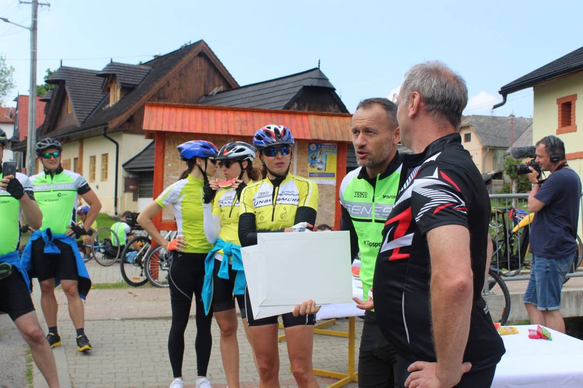 Dňa 7.6.2019 predchádzali našou obcou Paracyklisti, pred stúpaním na Štrbské pleso sa prišli občerstviť.  Popritom obdarili aj 2 rodiny finančnými darmi.