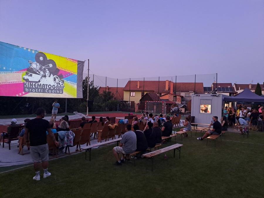 Letní kino na Hliníku pod taktovkou kinematografu bratří Čadíků se těšilo hojné účasti.