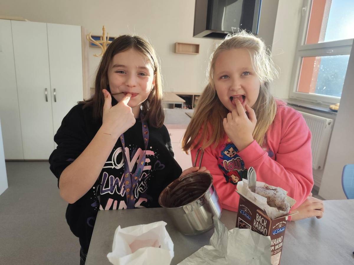 V rámci kreativního klubu a Kreaťáku si děti zahrály na Willyho Wonku a Karlíka. Na vánoční trhy totiž vařily čokoládu. Celkem vznikly čtyři party – v každé z nich polovina dětí vařila čokoládu úplně od nuly. K dispozici měly pouze kakao, kakaové máslo, cukr a ingredience na ochucení čokolády.    Dr