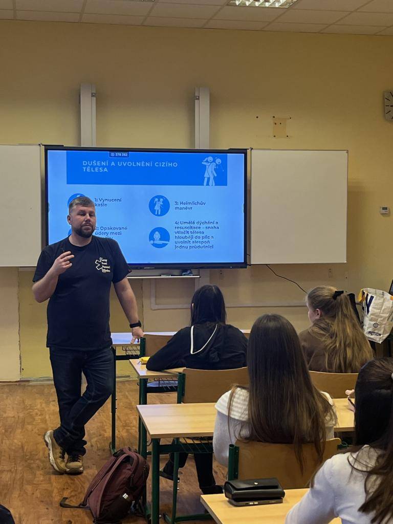 Žáci prvních ročníků si připomněli zásady poskytování PP nejen v teorii, ale i v praxi. Rozhodně je společně strávené dopoledne nenudilo i díky profesionálnímu vystupování našeho záchranáře. Děkujeme!