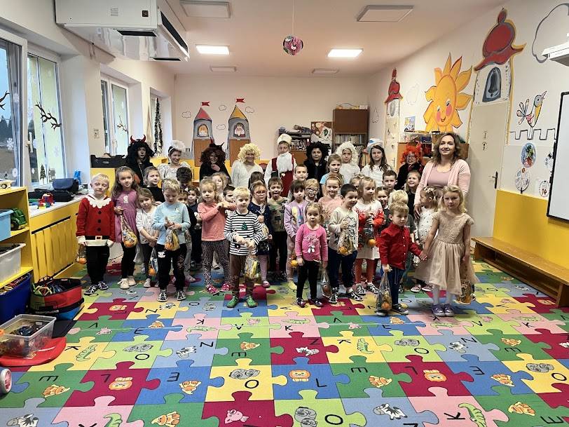 V pátek 5.12. navštívil naši školku svatý Mikuláš se svojí družinou a obdaroval všechny děti drobným dárečkem.