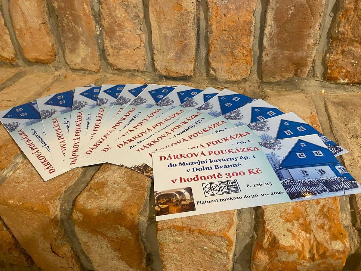 Dopřejte svým blízkým originální vánoční dárek v podobě dárkového poukazu do Muzejní kavárny čp. 1 v Dolní Branné. Kavárna nabízí příjemné posezení se širokým výběrem kvalitní kávy, vína, lahodných dezertů a jiných dobrot. Dárkové poukazy v hodnotě 300 Kč je možné zakoupit přímo v kavárně. Otevírací doba: pátek 16 – 20, sobota 14 – 20, neděle 14 – 18.