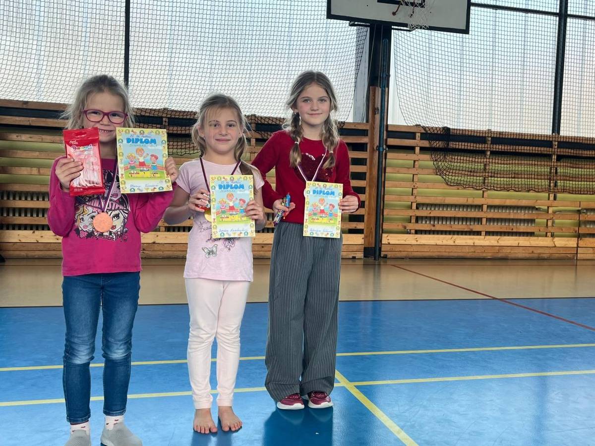 V úterý 25. listopadu se školní tělocvična proměnila v závodiště ve skoku přes švihadlo. Děti z 2.–5. tříd se s velkým nasazením zapojily do soutěže Švihadlák. Atmosféra byla po celou dobu plná pohybu, radosti a zdravého soutěžení.