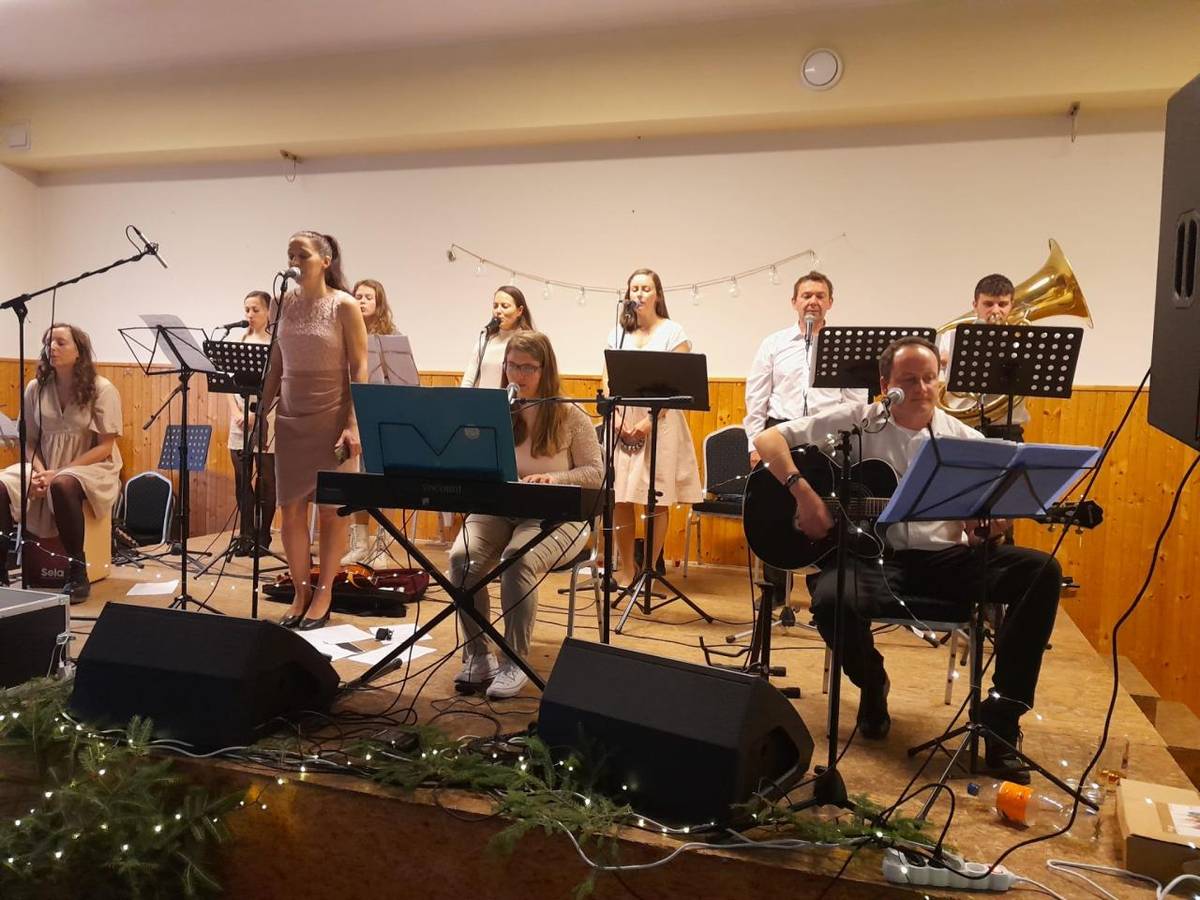 Vánoční koncert ve Chmelné přinesl hudbu, setkání i předvánoční atmosféru