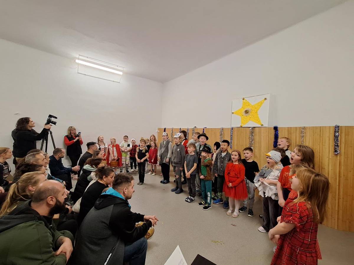 Vánoční besídka se nám povedla, musíme se pochválit:-) Tančili jsme, hráli divadlo v kostýmech, se kterými pomohly maminky, zahráli jsme na tradiční i netradiční hudební nástroje a na závěr popřáli písní veselé Vánoce a šťastný nový rok.