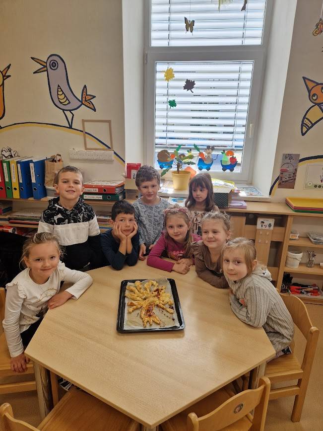 20.10. jsme v MŠ oslavili mezinárodní Den stromů. Děti si celý den, hrály, tvořily z přírodnin, pekly strom z listového těsta a prožívaly vážnou hudbu, jako opravdové stromy - klidné, silné, zakořeněné v zemi.