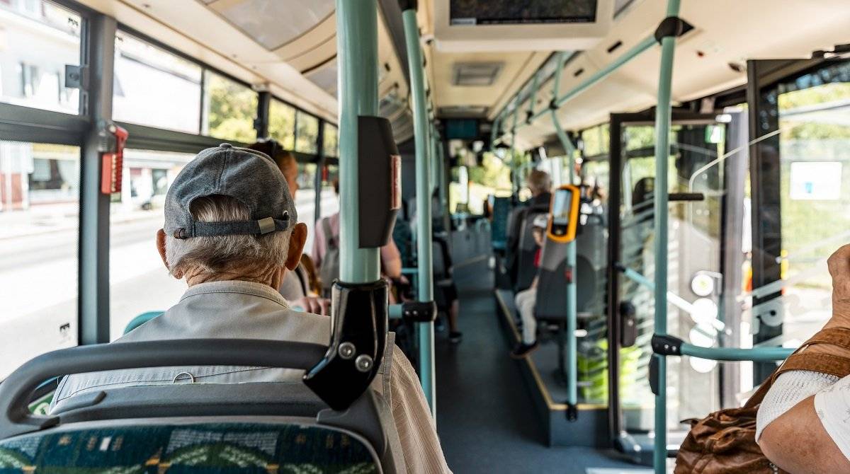 Dobrá správa pre seniorov a ich rodiny: nový integrovaný SeniorPas je jednoduchší a výhodnejší najmä pre tých, ktorí chodia nielen po Trnave, ale aj za lekárom, rodinou či vybavovačkami po kraji. Platí v MHD Trnava aj v regionálnych autobusoch v rámci Trnavského kraja, bez riešenia zón a s neobmedzeným cestovaním počas celej ročnej platnosti.    Zároveň upozorňujeme, že 14. 12. 2025 skončila platnosť bezplatných ročných SeniorPasov 63+, ktoré boli mnohým seniorom nahraté na kartu minulý rok. Ak vám preto pri jazde začalo strhávať 0,45 €, je veľmi pravdepodobné, že sa vám ročná platnosť už skončila. SeniorPas platí 365 dní od aktivácie.     Ak chcete naplno využiť výhody aj mimo mesta, môžete si vybaviť SeniorPas 63+ za 55,80 € ročne alebo SeniorPas 70+ za 6,30 € ročne. Ak Mestský bus využívate len občas, alternatívou je dopravná karta a zvýhodnené cestovné 0,45 € za jazdu aj bez ročného SeniorPasu.     Predĺženie alebo vybavenie SeniorPasu vyriešite osobne v zákazníckom centre ARRIVA Trnava na Ulici Andreja Hlinku 64. Viac informácií nájdete v tomto článku.   Sme radi, že MHD v Trnave využíva stále viac ľudí. Ak máte v rodine seniora, prosíme, upozornite ho – často to zistí až pri prvej jazde po skončení platnosti.   Ďakujeme a ospravedlňujeme sa za znížený komfort, ktorý to môže spôsobiť pri prvých jazdách.