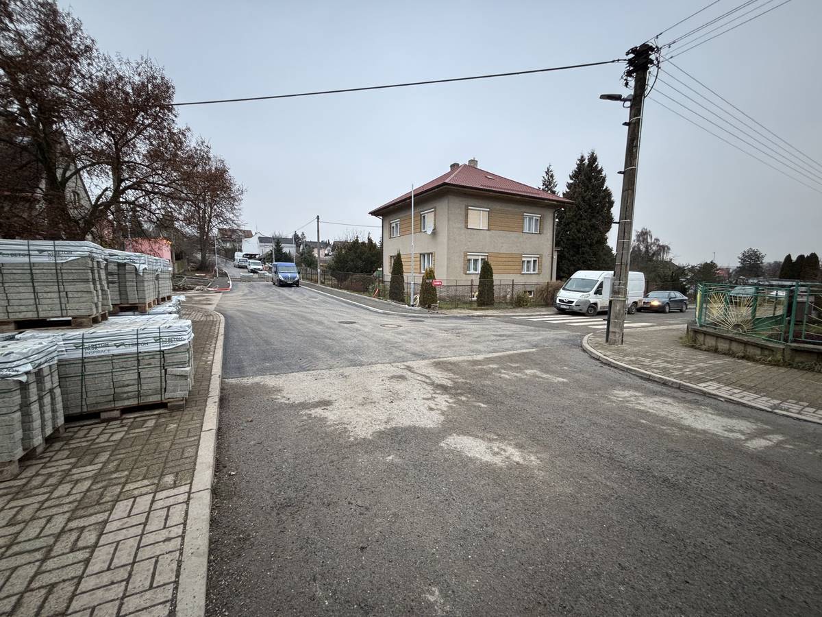 Dnes byla dokončena rekonstrukce křižovatky ulic Školní x Za Humny III x Pod Školou, křižovatka je opět zprůjezdněna. V následujících dnech dojde i ke zprůjezdnění ulice Školní až po ulici Za Humny I.