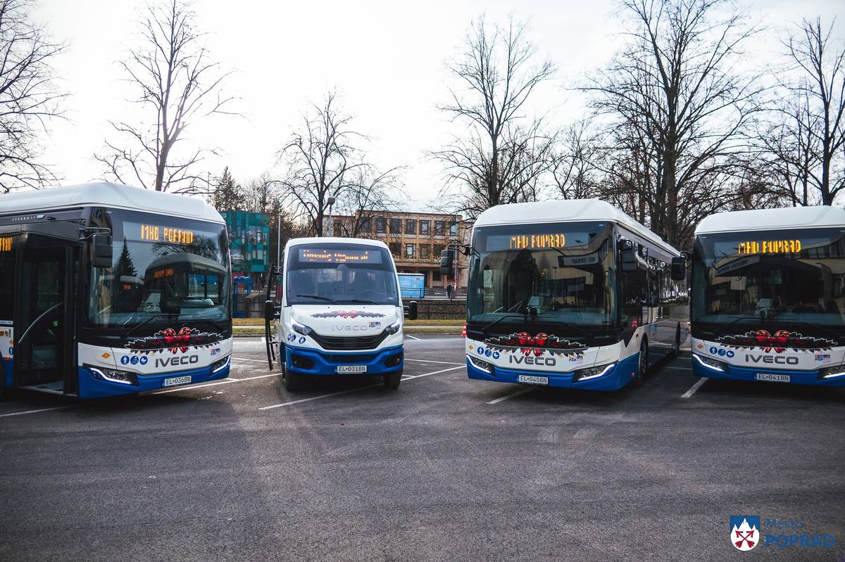Zástupcovia spoločnosti SAD Poprad a.s. spolu s primátorom Popradu Antonom Dankom dnes slávnostne pred mestským úradom predstavili 8 nových, bezemisných elektrických autobusov.   Mestská hromadná doprava sa tak rozšírila o 7 autobusov IVECO CROSSWAY LE City ZEV (12 m) a jeden Rošero FIRST, ktoré spolu s novými nabíjacími stanicami prispejú k čistejšiemu ovzdušiu, tichšej doprave a vyššiemu komfortu pre cestujúcich.  Slovenská autobusová doprava Poprad, a.s. v úzkej spolupráci s mestom Poprad získala z eurofondov prostredníctvom Integrovaných územných investícií UMR „Poprad-Svit-Kežmarok“ na tento účel takmer 4,6 miliónov EUR vrátane vybudovania nabíjacej infraštruktúry.   Tento projekt je spolufinancovaný Európskou úniou v rámci Programu Slovensko.  „Mesto Poprad bude mať ako prvé na Slovensku aj nabíjacie centrum v takomto rozsahu a kvalite. Cena projektu bola 4,6 milióna eur a mesto z toho nezaplatilo ani jedno euro. Každý rok obnovujeme vozový park a sme na dobrej ceste. Všetko sú to kvalitné autobusy. Chcem preto vyzvať ľudí, aby ešte viac cestovali MHD a využívali našu bezplatnú dopravu. Na budúci rok preto odpustíme občanom aj poplatok súvisiaci s výrobou čipovej karty Cesta za zdravím v sume 11,50 €,“ uviedol Anton Danko, primátor mesta Poprad.   Poprad získal modernejšiu, ekologickejšiu a udržateľnejšiu mestskú dopravu.   „Vo vozovom parku MHD máme spolu 23 autobusov, z toho je 8 elektrobusov. Baterky sú na vyššej úrovni ako boli niekedy, sú predimenzované preto, aby mali bezproblémový chod. My v Poprade máme najdlhšiu linku 180 kilometrov a autobusy majú dojazd 400 km. To znamená, že autobus vie plne fungovať dva dni v týždni bez nabíjania. Za 200 minút dokážeme nabiť jeden autobus a naraz sa vie nabíjať až osem autobusov,“ vysvetlil Tomáš Troliga, predseda predstavenstva SAD Poprad.   „Tieto bezemisné autobusy sú jedným zo základných stavebných kameňov našej vízie o zelenom Poprade, ktorú sme odhodlaní postupne napĺňať. Iba dve mestá na Slovensku poskytujú občanom bezplatnú dopravu a Poprad je jedným z nich. Pokým iní sa zaoberajú volebnými kampaňami, ja pracujem pre mesto a prinášam konkrétne výsledky. Tieto autobusy sú vianočným darčekom pre nás, všetkých Popradčanov,“ dodal primátor Anton Danko.  Nové elektrobusy začnú premávať od 1. januára 2026.