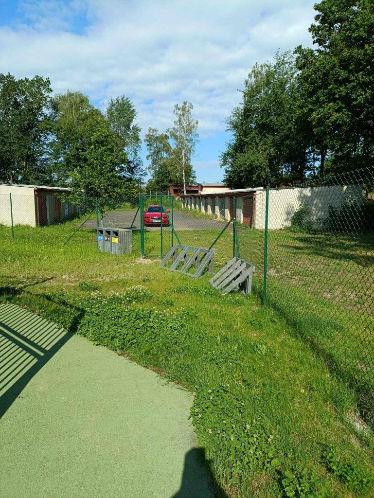 MOBILIÁŘ NA VEŘEJNÉM PROSTRANSTVÍ u multifunkčního hřiště je spolufinancován Evropskou unií.Podpora projektů konečných žadatelů naplňující cíle SCLLD příslušné MAS.