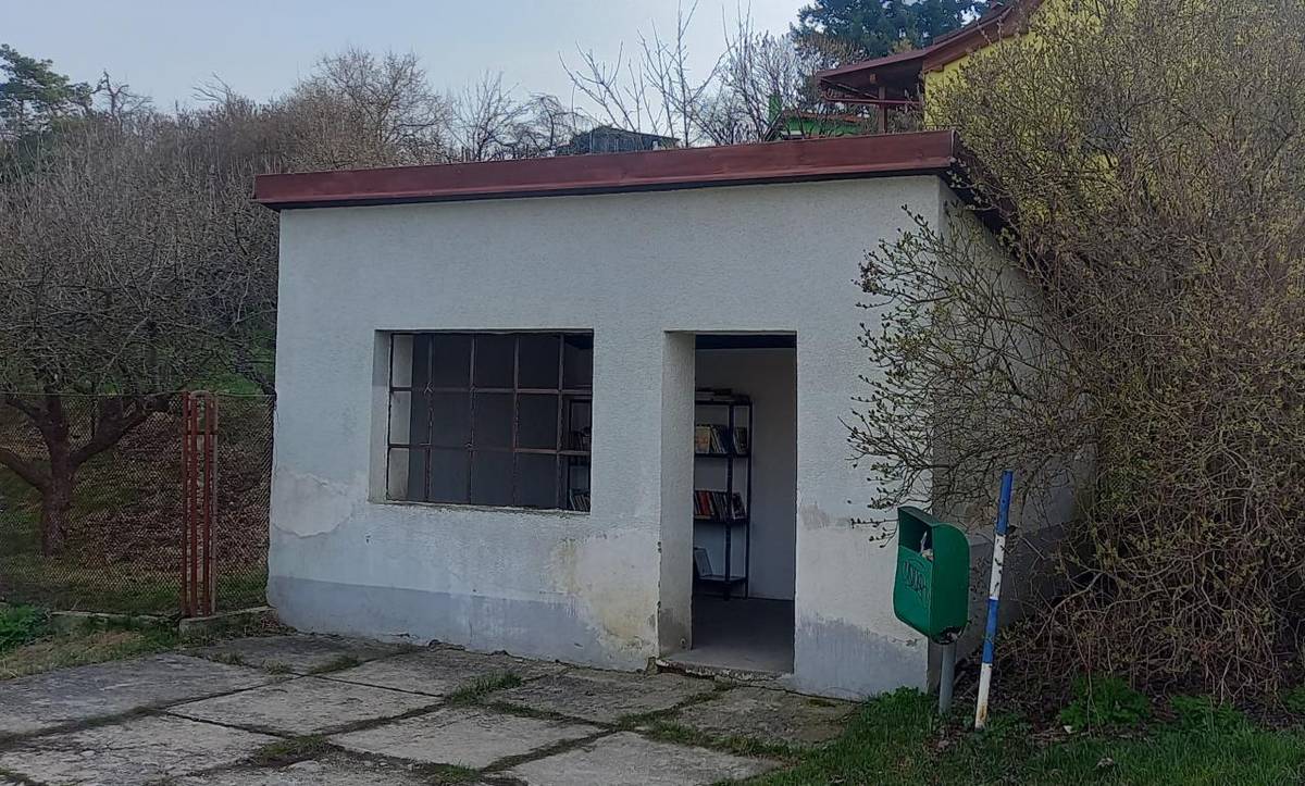 Jsou zde vyřazené knihy z knihoven, různých žánrů a pro různé věkové skupiny, které si můžete odnést. V případě, že doma máte literaturu, kterou už nechcete číst, nebo byste ji rádi zprostředkovali ostatním, pak nic nebrání tomu, abyste příbramské knihobudky sami dalšími tituly doplňovali.