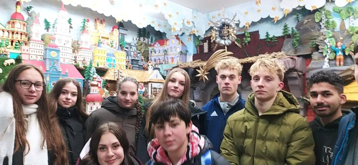 Žáci deváté třídy se svojí třídní učitelkou navštívili v Novém Bydžově výstavu betlémů a hraček.