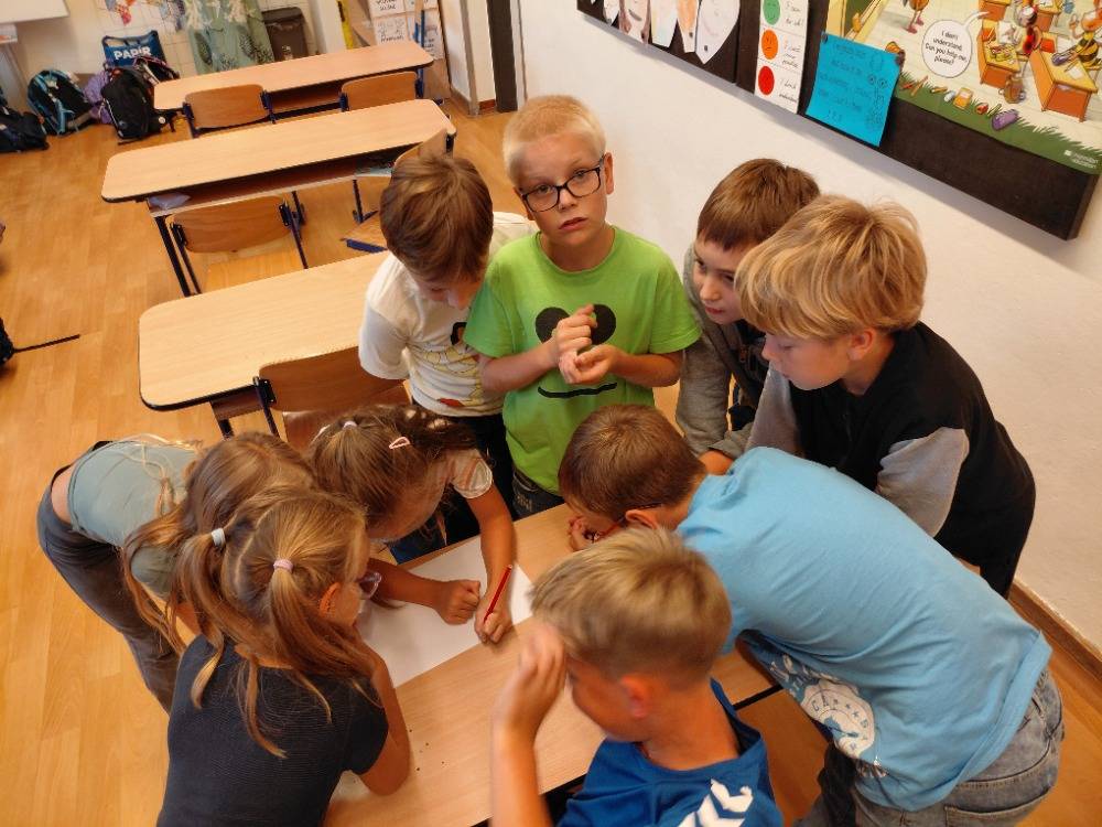 I v době digitálních technologii zkoušíme psát „klasické dopisy“. Dopisujeme si s kamarády z Havířova, města na severní Moravě. Každý z naší party napíše jednu větu, nakreslí obrázek. Vše vložíme do obálky a paní vychovatelka odešle. Pak už se jen těšíme na odpověď.  Adriána Morovičová, DiS