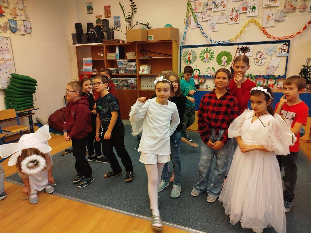 V naší školní družině proběhlo tradiční tematické odpoledne  ,,Čertohrátky“. Přeměnili jsme družinu v malé peklo plné zábavy. Součástí programu byly soutěže, taneček a další aktivity, které přinesly radost i zábavu. Celá akce proběhla v přátelské atmosféře.  Lilija Kovnacká