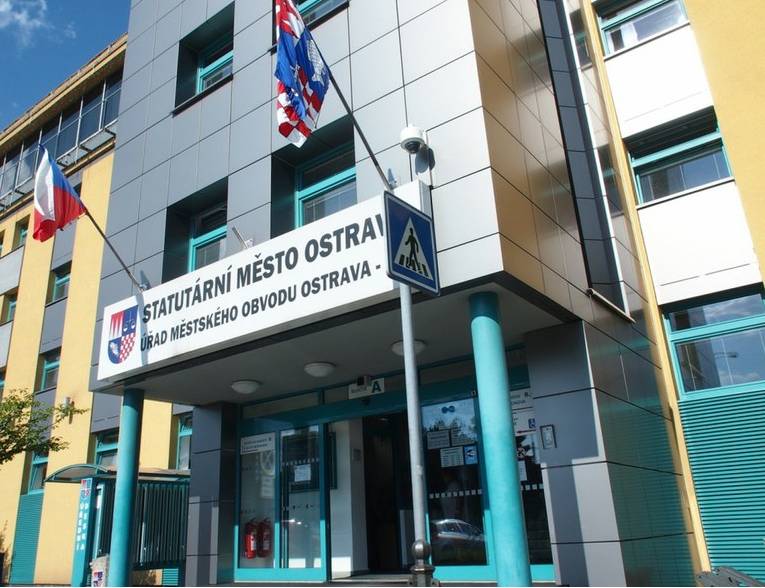 Možnost platby kartou na pokladně úřadu městského obvodu bude v tomto roce dostupná naposledy v pondělí 22. prosince 2025.  ❗ Od úterý 23. prosince 2025 a následně od 29. do 31. prosince 2025 nebude možné platit kartou. V uvedených dnech přijímáme pouze hotovost. Děkujeme za pochopení.