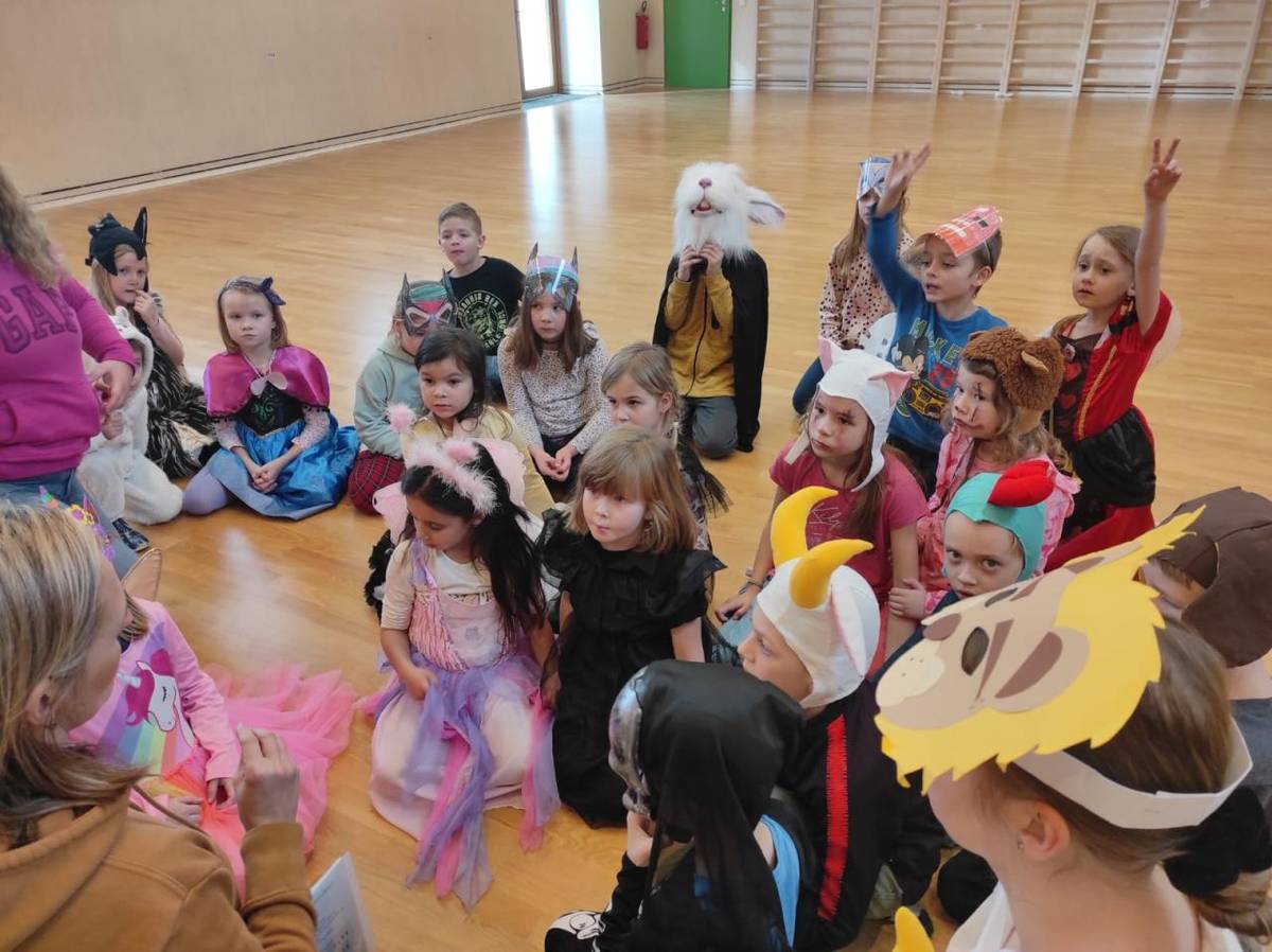 Únor jsem zahájili masopustem. Všechny naše aktivity najdete ve fotogalerii.  Poznačte dětem datum úhradu družiny za druhé pololetí. A také prosím  zkontrolujte dětem oblečení na ven, aby odpovídalo aktuálnímu  počasí.