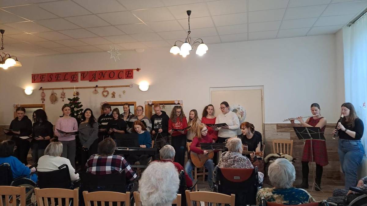 Před léty zavedená tradice návštěvy našich studentů v domově seniorů se ani letos neobešla bez novoročních přáníček. A samozřejmě nemohly chybět vánoční koledy v podaní našeho sboru. Čtvrteční odpoledne jen dotvořilo tu báječnou předvánoční atmosféru. Děkujeme všem.