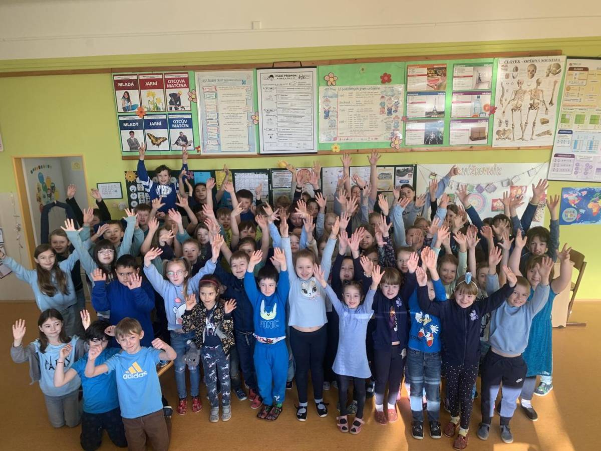 V pátek 21. 3. jsme ve všech třídách oslavili Světový den vody. Všichni jsme symbolicky přišli v modré barvě. Připomněli jsme si, že díky vodě je naše modrá planeta jedinečná. S vodou jsme tento den malovali, počítali, četli, psali a dělali různé pokusy. Naše motto: Každá kapka vody se počítá!