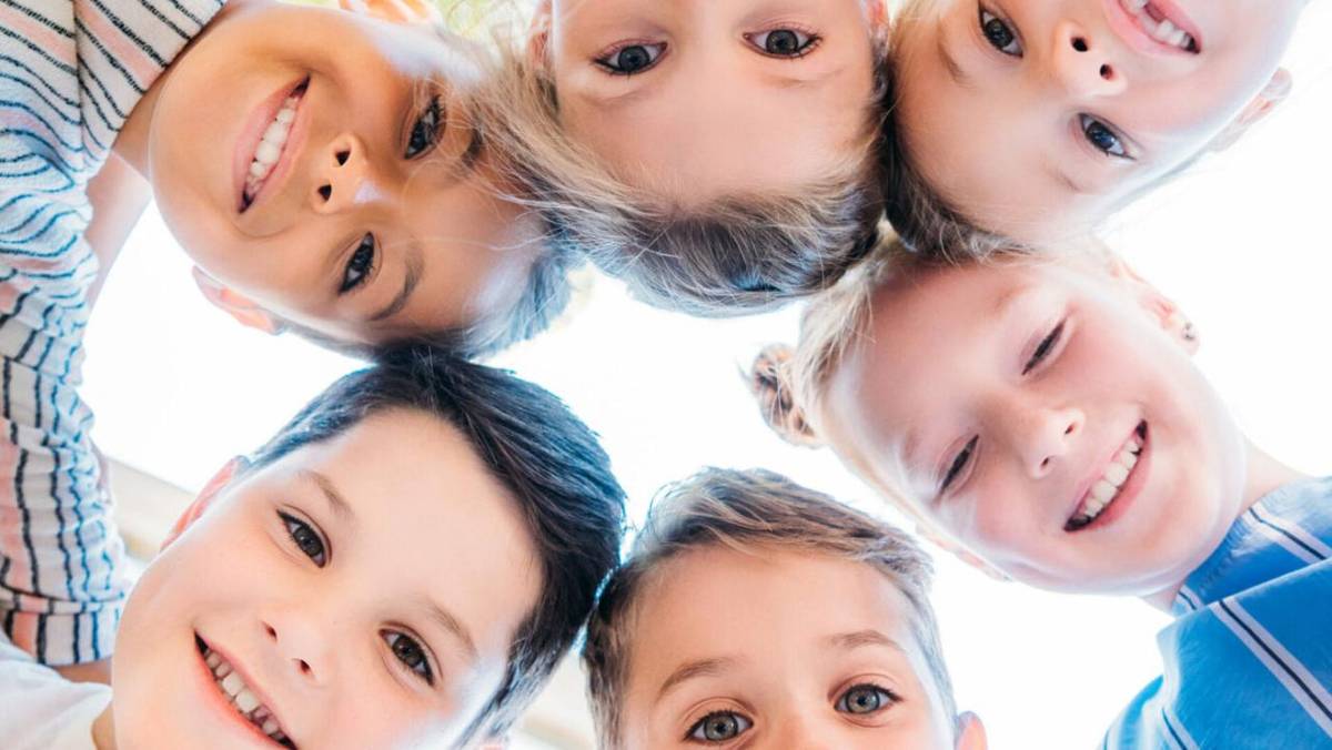 Milí žáci, přejeme vám krásný sváteční den. I když nám počasí nepřeje, oslavte tento den spolu s rodiči nebo kamarády třeba společnou hrou, vyprávěním, návštěvou kina nebo jakoukoliv společnou aktivitou????.