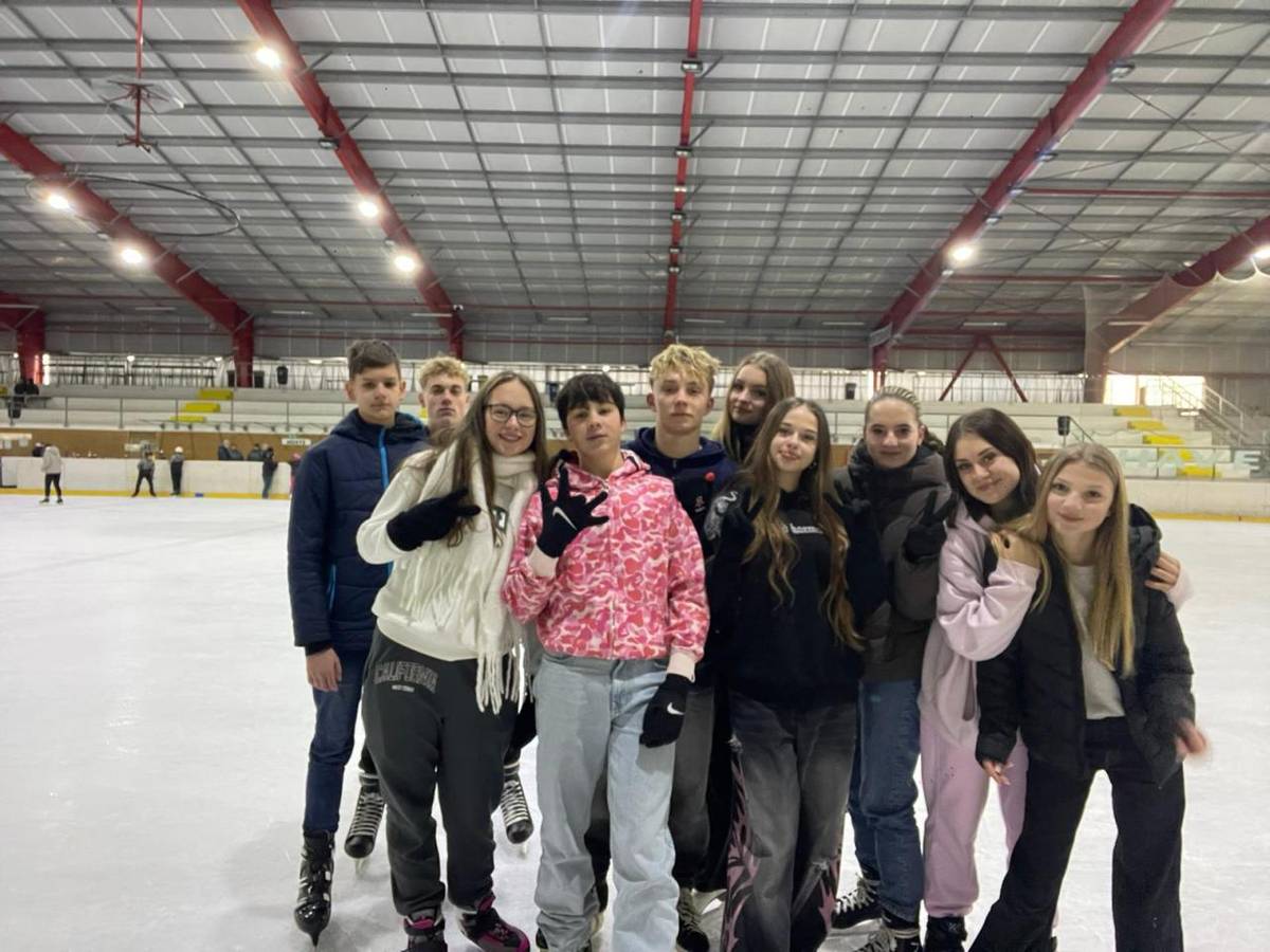 Žáci čtvrté, páté a deváté třídy si v předvánočním čase vyrazili zabruslit se svými třídními učitelkami a asistentkami.