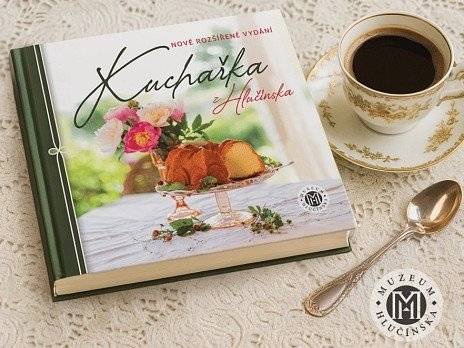 S radostí vám představujeme nové, rozšířené vydání Kuchařky z Hlučínska, která se po dvaceti letech vrací jako připomínka chutí, tradic i každodennosti našeho kraje. Toto vydání vzniklo z hlubokého respektu k regionálním kořenům a chutím, které formovaly životy generací. Recepty, které zde najdete, nebyly vybrány nahodile, byly pečlivě sbírány při rozhovorech s pamětníky, listováním ve starých kuchařkách a nasloucháním příběhům, které se s jídlem neodmyslitelně pojí. Každý pokrm v sobě nese otisk času, místa a lidí, kteří jej připravovali a sdíleli. K dostání v Muzeu Hlučínska a na muzejním e-shopu. #hlucin #mestohlucin #muzeumhlucinska #kucharka #kucharkazhlucinska #recepty