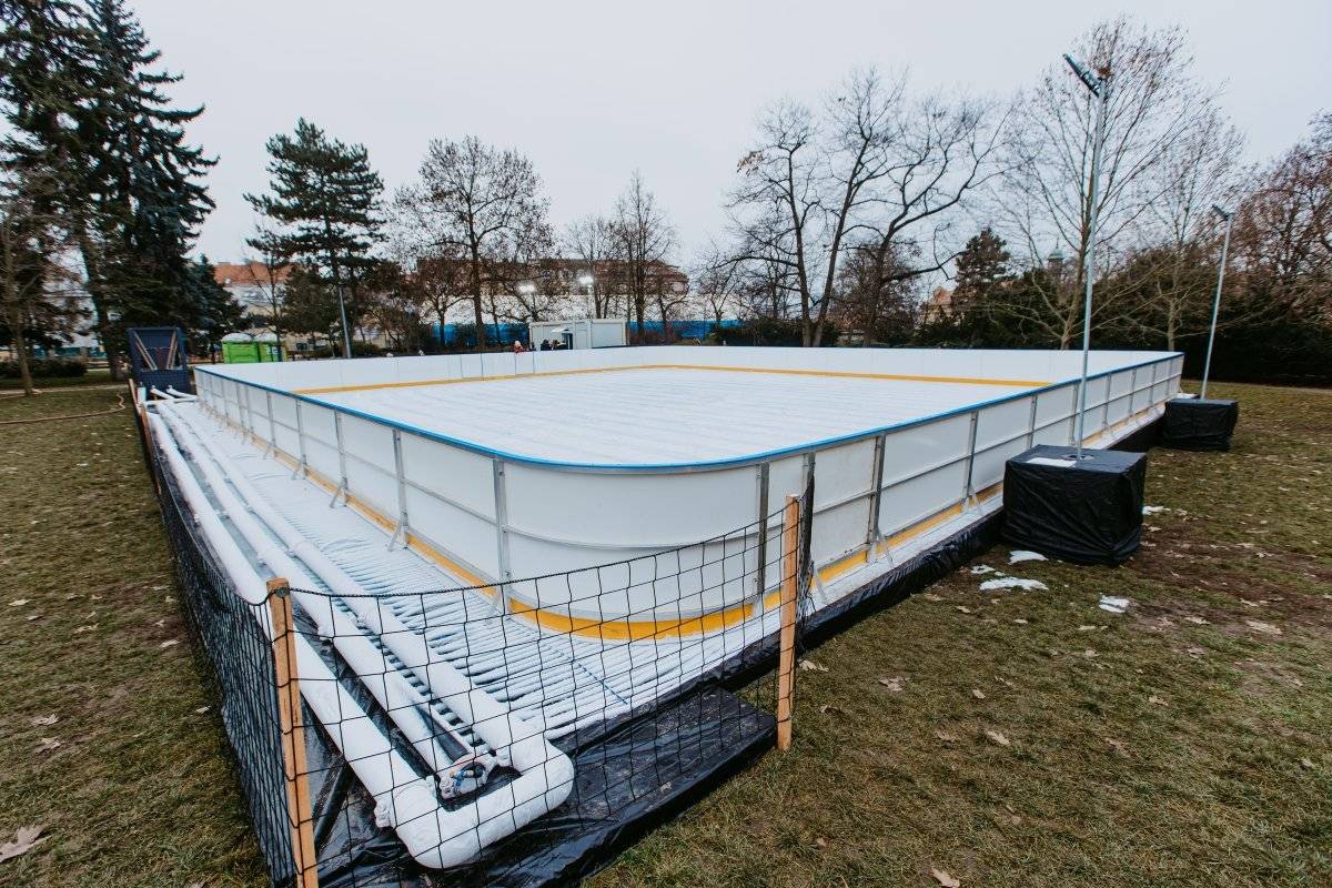 Obyvatelé Prahy 10 se letos v zimě mohou těšit na zcela novou možnost, jak aktivně trávit volný čas přímo v srdci městské části. MČ Praha 10 otvírá veřejné kluziště, které bude umístěno v Heroldových sadech. Ledová plocha o rozměrech 20 × 22 metrů bude pro veřejnost otevřena od 17. prosince 2025 až do 1. března 2026, pokud to dovolí počasí. Kluziště bude určeno jak široké veřejnosti, tak i školám z Prahy 10. Ty budou moci využívat ledovou plochu během dopoledních hodin zdarma v rámci výuky tělesné výchovy nebo volnočasových aktivit. Součástí areálu bude také půjčovna bruslí a stánek s občerstvením, který doplní celkovou zimní atmosféru. „Naším cílem bylo nabídnout obyvatelům Desítky další možnost aktivního trávení volného času přímo v jejich blízkosti. Kluziště v Heroldových sadech má být místem setkávání rodin, přátel i školáků, kde si každý může užít zimní atmosféru, ať už na bruslích, nebo jen při návštěvě s teplým nápojem,“ uvedl místostarosta pro kulturu a sport Pavel Šutka. Cílem projektu je nabídnout široké veřejnosti příjemné místo pro sport i setkávání. Kluziště bude přístupné všem věkovým skupinám, od rodin s dětmi po seniory. Celodenní vstupné bude pro dospělé, děti do 18 let i studenty činit 100 Kč. Děti do 15 let s trvalým bydlištěm v Praze 10 budou mít vstup zdarma. Projekt kluziště je součástí širší snahy městské části o podporu sportu, kultury a komunitního života v jednotlivých lokalitách. Celkové náklady za tříměsíční provoz kluziště činí téměř 600 tisíc korun bez DPH a energií. Kluziště mělo stát původně na náměstí Svatopluka Čecha, po rozhodnutí MČ Praha 10 se nakonec kluziště přesune do Heroldových sadů. V Heroldových sadech budou v následujících měsících zahájeny práce spojené s postupnou revitalizací, tj. kluziště nebude mít na park negativní vliv. V první etapě se jedná o úpravu vegetace, zejména pak keřových porostů. Součástí těchto úprav bude též obměna a doplnění mobiliáře. V dalších fázích je plánována revitalizace trávníků, úprava cestní sítě a jiné. Pro pořádání společenských akcí v parku je též připravováno nezbytné technické zázemí.