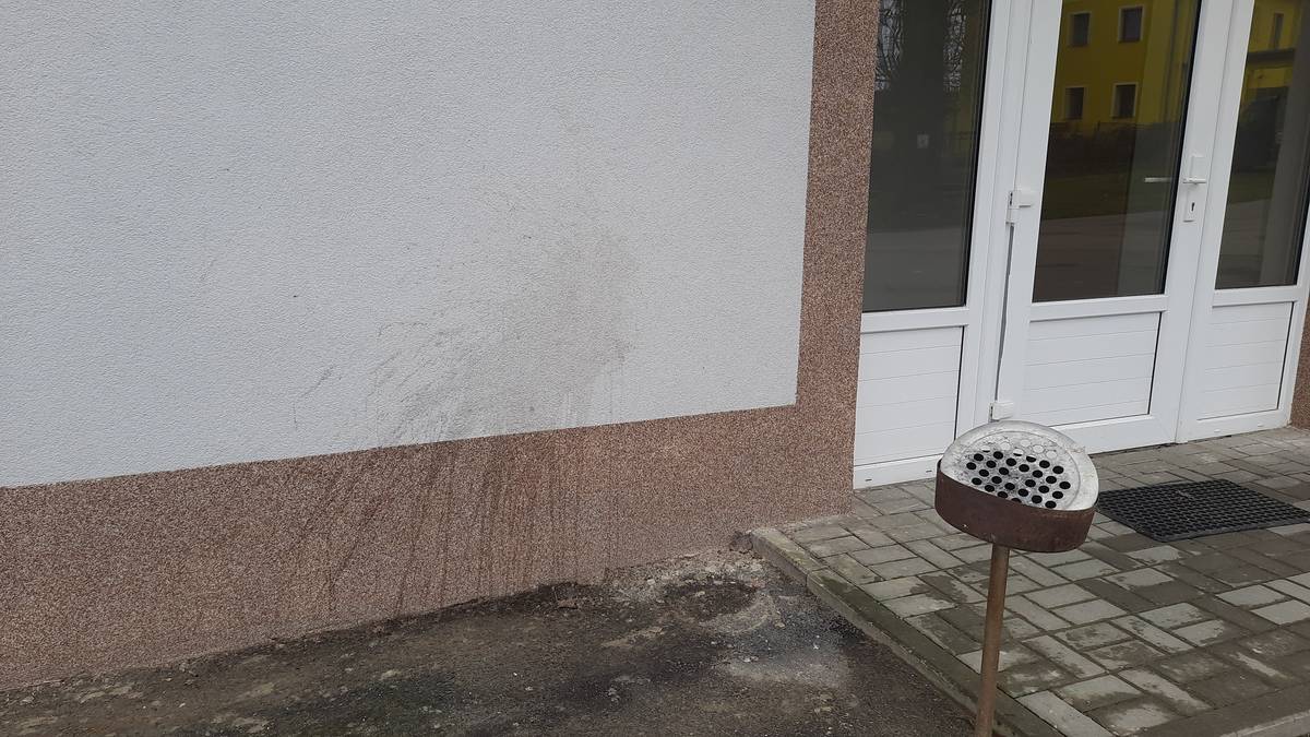 Novou fasádu sokolovny nám takto upravil nějaký vandal. Naštěstí se to dalo umýt.