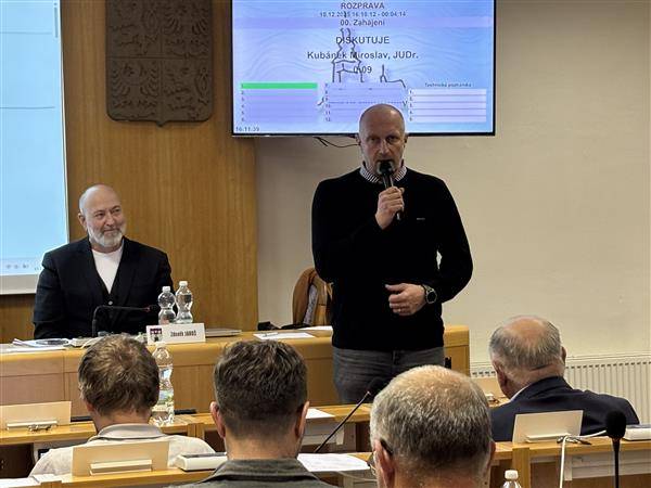 Zastupitelstvo města Pelhřimova má nového člena. Stal se jím Ing. Václav Plášil (TOP 09), který převzal mandát po MUDr. Pavlu Míkovi v návaznosti na tragickou událost. Slib zastupitele složil na jednání městského zastupitelstva ve středu 10. prosince 2025 a oficiálně se tak ujal své nové role.