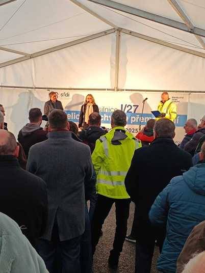 Dnes v dopoledních hodinách se uskutečnilo slavností uvedení do provozu přemostění Obce Žiželice.  Slavnostní zahájení provozu se neslo v duchu společné několikaleté práce ŘSD, projektantů, stavebních firem a také Obce Žiželice. Společně po úvodním slovu zmíněných zástupců se přistoupilo k symbolickému otevření přestřižením pásky a přípitkem (nealkoholického sektu) s přáním, ať dobře slouží přemostění řidičům a obyvatelé Žiželic vozidla sledují už jen z dostatečné dálky od obce. Z důvodu plánované nepřítomnosti paní starostky se jednání účastnila zastupitelka Mgr.Lenka Mangová Mottlová. Prohlídku mostu si nenechali ujít i obyvatelé obce, kteří si mohli v klidu projít celé přemostění. V odpoledních hodinách byl již most zpřístupněn automobilové dopravě.