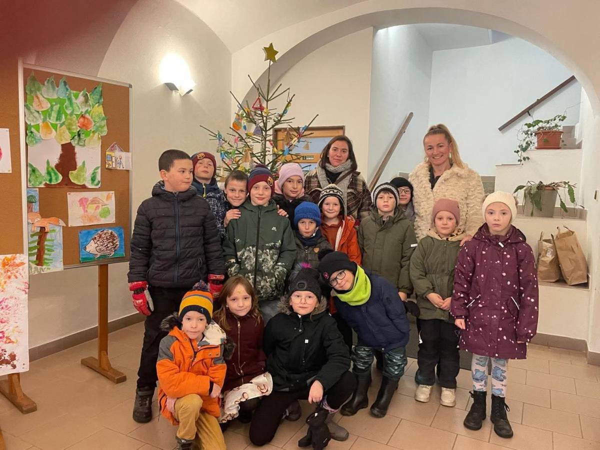 Děti ze školní družiny v Deštné v pátek 12. prosince 2025 zdobily vánoční stromeček na městském úřadě. Akce byla skvělou příležitostí pro rozvoj spolupráce mezi školou a místní komunitou.