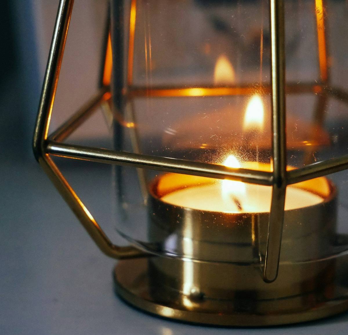 Poslední sobotu před Vánoci propojujeme tradici, městskou dopravu a pomoc tam, kde je opravdu potřeba.   Skauti vám přivezou Betlémské světlo a Dům pro Julii přinese možnost udělat dobrý skutek jednoduše.  Betlémské světlo od skautů v historické tramvaji DPMB Hlavní nádraží | 10:00–12:00 Česká, u kostela | 12:15–17:00   Od 13:00 do 17:00 bude v historické šalině tým dětského hospicu Dům pro Julii, který: - bude prodávat své charitativní výrobky - nabídne unikátní podpultové hrnky DPMB - 100 % výtěžku z prodeje hrnků putuje přímo na podporu Domu pro Julii   Hrnky DPMB: Noční rozjezdy – vyvolávací cena 100 Kč Vánoční hrnek Thun – vyvolávací cena 150 Kč Přispět můžete i více. Platba možná i kartou.   Jedno světlo. Jedna šalina. Jeden dobrý důvod.