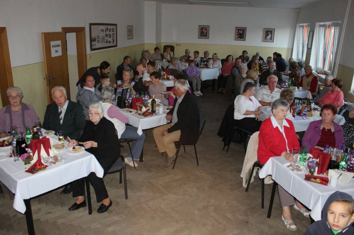 Dňa 16.10.2018 sa stretli naši dôchodcovia. O zábavu sa postarali deti z MŠ, divadlo OZVENA, Ľudová hudba zo Štôly a mengusovskými piesňami nás potešili aj Mengusovskie ženy.