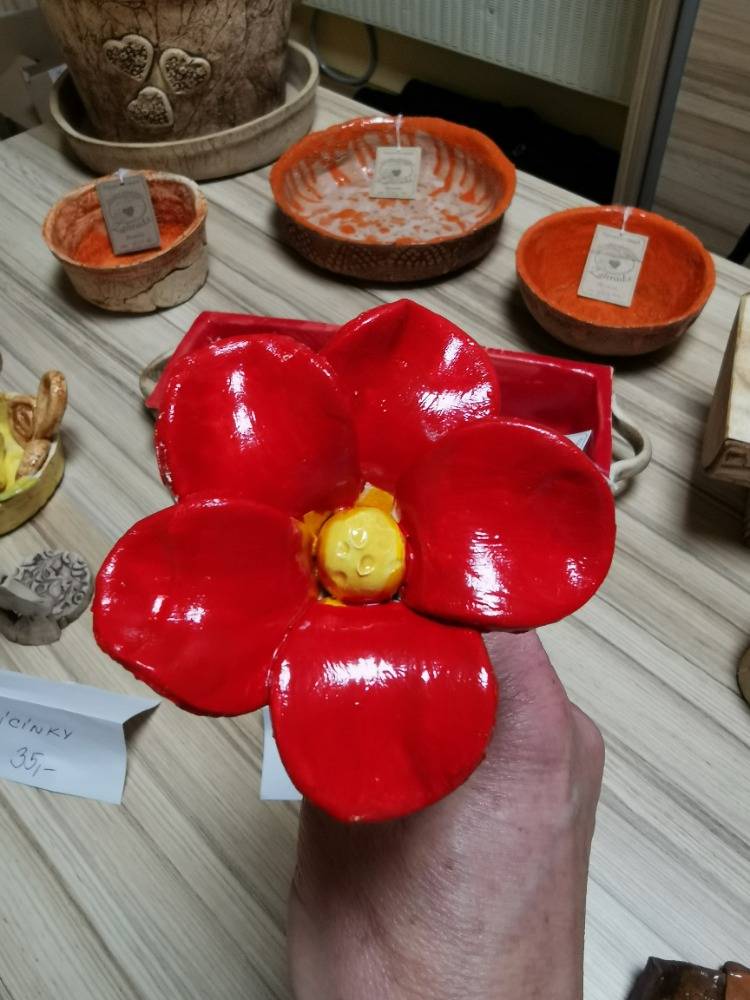 Na obecním úřadě si můžete zakoupit malé dárečky - keramiku ze Sociální rehabilitace Zahrada v Kroměříži. Velká část se prodala už minulý týden v komunitním centru, ale pár pěkných kousků ještě máme. Podpoříte provoz Zahrady a uděláte radost klientům zařízení, kteří keramiku vyrábí.