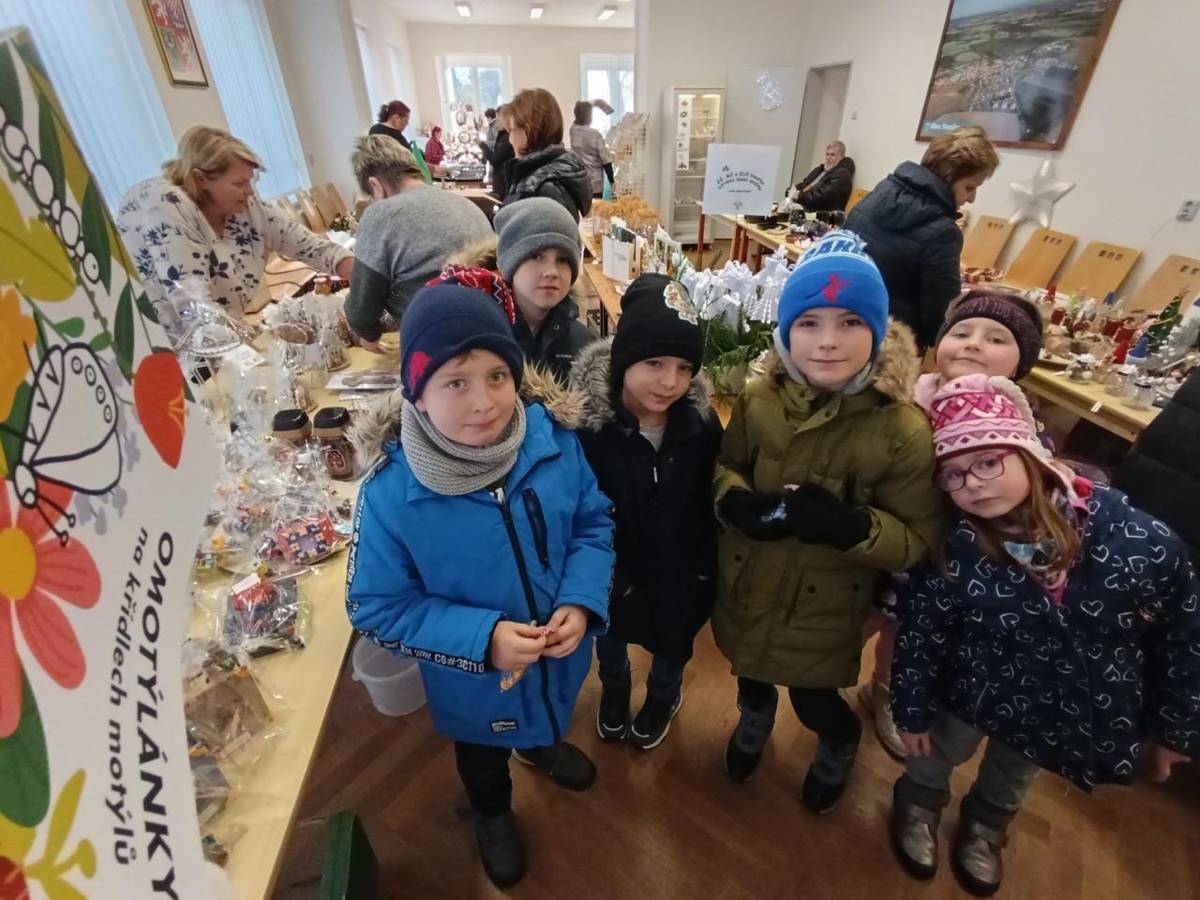 Dne 28. listopadu se uskutečnil vánoční jarmark, který se nesl v příjemné a sváteční atmosféře. Děti se s nadšením pustily do výroby andělíčků, které se jim opravdu povedly a udělaly radost nejen jim, ale i návštěvníkům jarmarku.