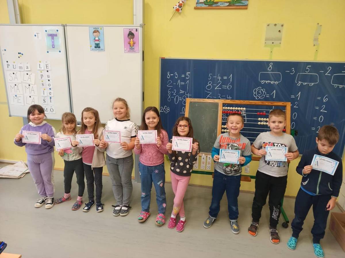 V pátek 12. prosince byli prvňáčci pasováni na písaře a obdrželi certifikát "Už mohou psát perem".