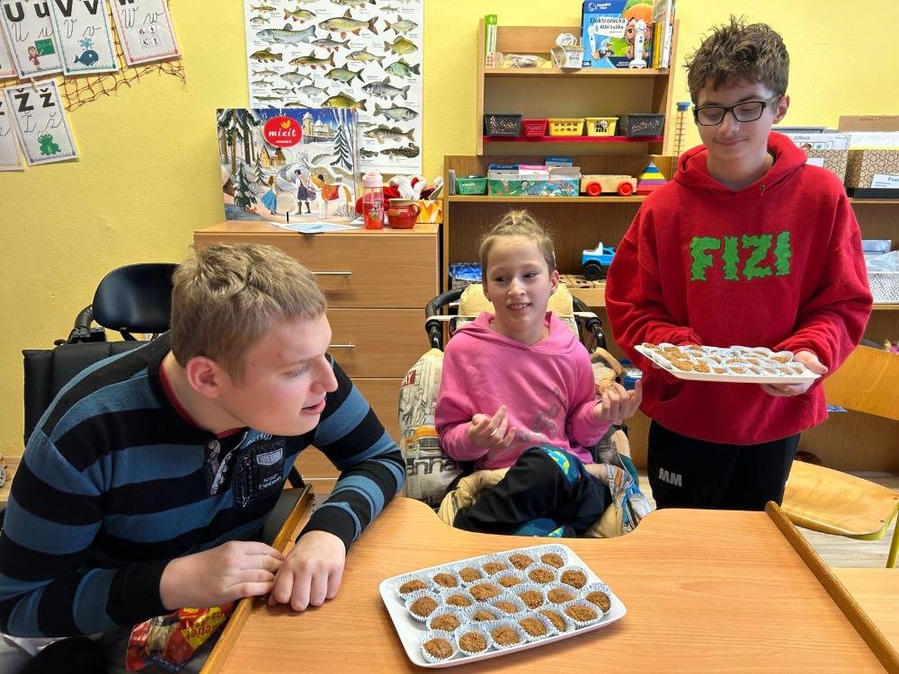 Se žáky II. třídy jsme si společně vyzkoušeli výrobu nepečeného sušenkového cukroví. Děti drtily sušenky, míchaly je s ostatními surovinami a z hotové hmoty tvořily malé kuličky. Aktivita byla pro žáky zábavná a zároveň rozvíjela jejich jemnou motoriku i spolupráci.