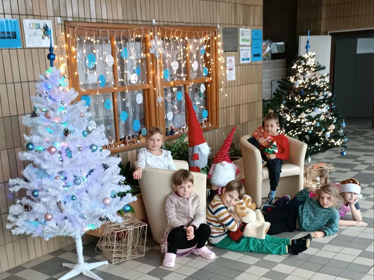 Prosinec je měsíc, kdy ve ŠD hodně práce.  Chystáme se na vánoční jarmark. Tvoříme, pečeme a balíme výrobky pro naše nejbližší.  Nezapomněli jsme také na naše nejlepší "sběrače" kaštanů a jejich snahu jsme ocenili malou pozorností.