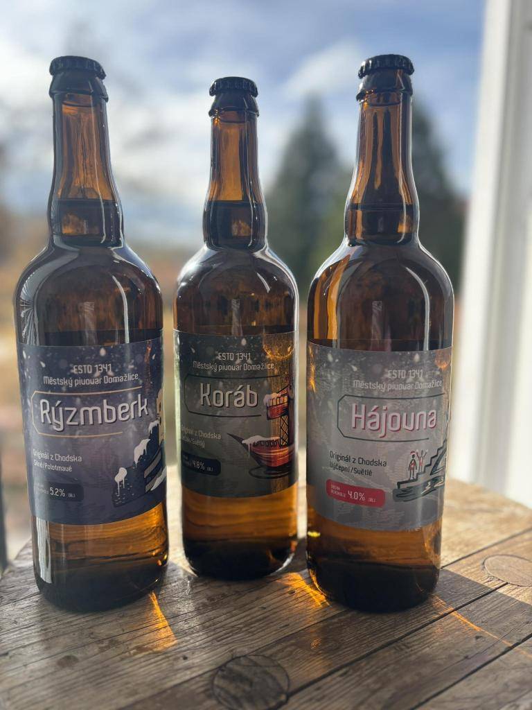 MALÁ PŘIPOMÍNKA PRO VŠECHNY CO MAJÍ PŘEDPLACENÉ VÁNOČNÍ PIVNÍ BOXY. UŽ ZÍTRA ZAČÍNÁ PRODEJ.  Zimní etikety a tři kdyňské dominanty = skvělý vánoční dárek pro všechny, kteří chtějí darovat originál.  Koráb-Hájovna-Rýzmberk jsou srdcovky v létě i v zimě!