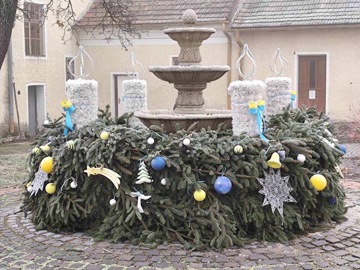 Rozpis svätých omší a informácie nájdete v prílohe.  A szentmisék időpontjai és a hirdetések a mellékletben tekinthetők meg.