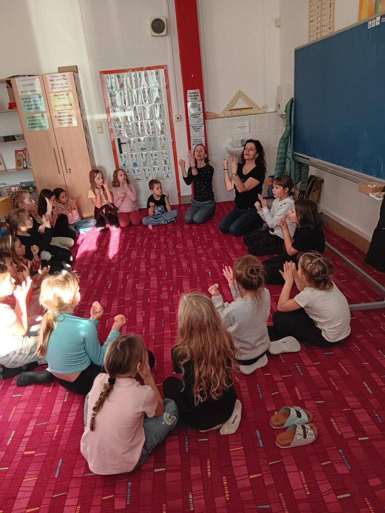 Do školní družiny za námi přišly dvě paní učitelky, které samy vytvořily soubor zajímavých, zábavných didaktických her pro děti. Předvedly nám jak s nimi pracovat.  Nejvíce se nám líbila práce s hůlkami a kostkami, ze kterých jsme museli sestavit co nejvyšší věž.