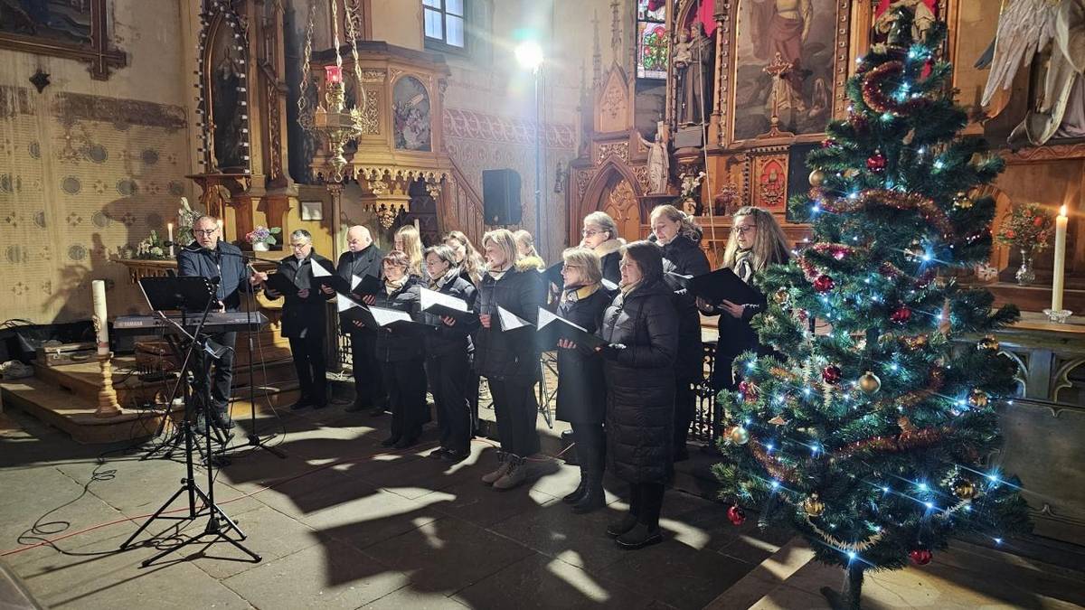 Adventní koncert v kostele svaté Markéty v Lukové se stává krásnou tradicí, nejinak tomu bylo v neděli 7. prosince, kdy se kostelem rozvoněla vůně punče a rozezněly hlasy Pěvecké scholy Gaudium v písních klasických i moderních.