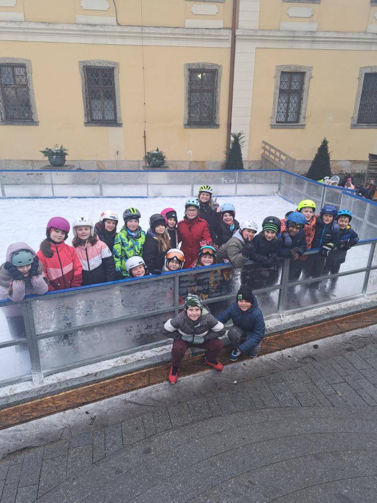 Čtvrťáci si zpříjemnili čekání na vánoční prázdniny sportovním vyžitím na bruslích. Za odměnu se svezli vánočním vláčkem kolem náměstí a po pěší zóně.