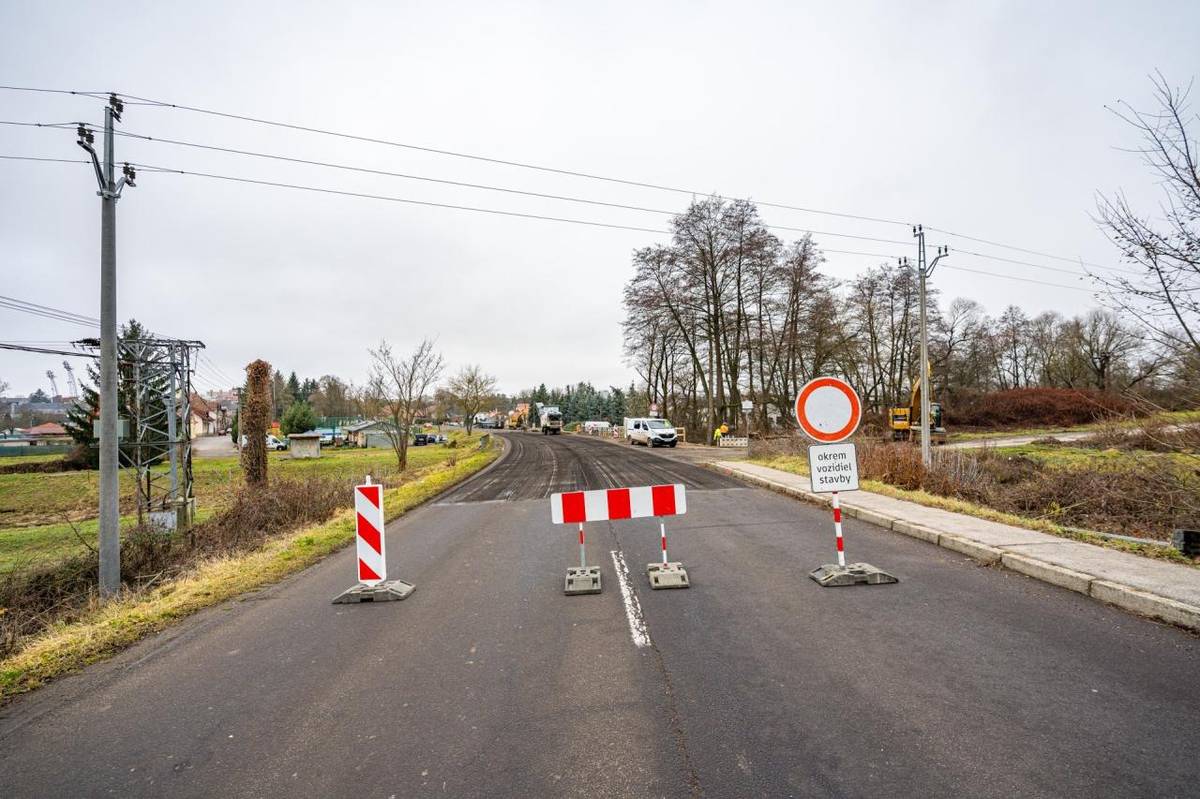 Mesto Žiar nad Hronom informuje, že most ponad Lutilský potok je od dnešného dňa(15.12.2025) úplne uzatvorený v oboch smeroch z dôvodu realizácie rekonštrukčných prác a zabezpečenia bezpečnosti všetkých účastníkov cestnej premávky.  Pre chodcov je ponad potok zriadená dočasná lávka.