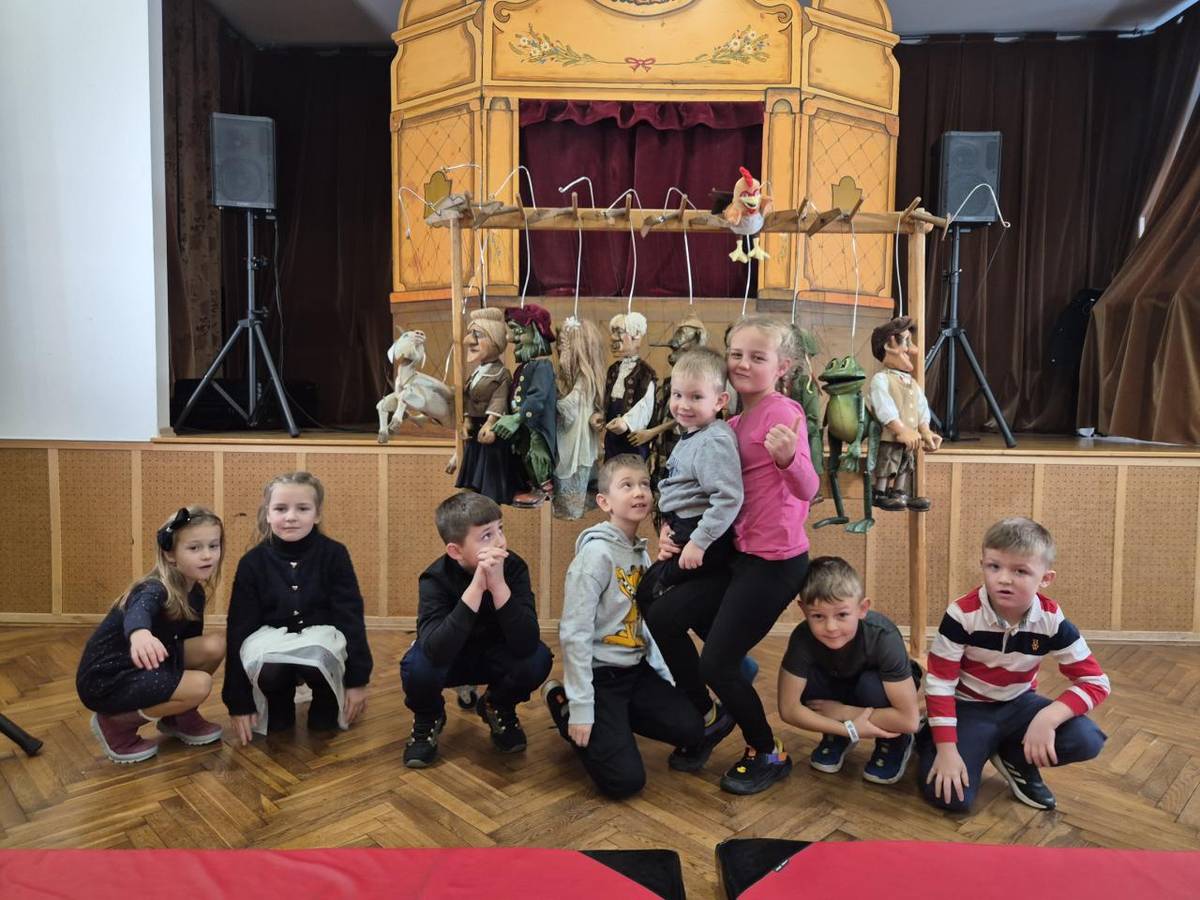 V neděli 30.11.2025 zavítalo do KD v Petrůvkách Loutkové divadlo Kozlík, které dětem zahrálo „Vodnickou pohádku“.
