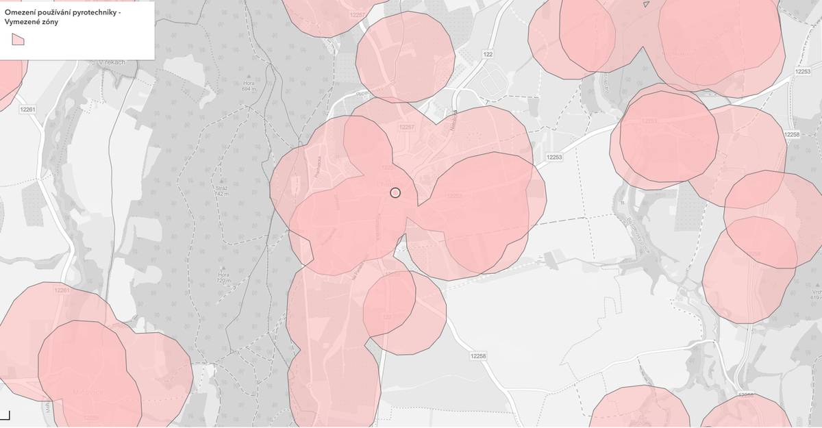 Informujeme občany, že od 1. prosince 2025 vstoupila v účinnost novela zákona č. 344/2025 Sb. (zákon o pyrotechnice), která přináší významná omezení v používání zábavní pyrotechniky. Cílem nové právní úpravy je lepší ochrana zdraví, zvířat a citlivých objektů, pro které mohou být hlučné výbuchy rizikem. Co se mění? Nově je zakázáno odpalovat většinu pyrotechnických výrobků – tedy především ohňostroje, silnější petardy a další hlučnou či zábleskovou pyrotechniku – v okruhu 250 metrů od vybraných zařízení a míst. Zákaz se nevztahuje na pyrotechniku kategorie F1, tedy na výrobky velmi malé intenzity, jako jsou prskavky či malé fontány. Kde zjistit zakázané zóny? Ministerstvo zemědělství ČR zveřejnilo mapu s vyznačenými oblastmi, kde je používání pyrotechniky omezeno. Mapa je dostupná v aplikaci Agrigis – mapovém a datovém portálu MZe: Mapová aplikace k zobrazení zón s omezeným používáním pyrotechniky (Ministerstvo zemědělství) Popř. mapu naleznete i zde: Mapa Pozemkov.cz Dodržování nových pravidel budou kontrolovat: -       Policie České republiky (§ 65a novely) -       Obecní policie (pokud je v obci zřízena) -       Česká obchodní inspekce -       Orgány státní báňské správy Za porušení zákazu hrozí následující sankce: -       Fyzickým osobám: pokuta až 500 000 Kč -       Podnikatelům: pokuta až 5 000 000 Kč a zákaz činnosti až na 3 roky  Městys Lhenice nemá vydanou obecně závaznou vyhlášku, která reguluje používání pyrotechniky. Občané se tak musí řídit omezeními platnými ze zákona, a v zákonem daných lokalitách nebude možné používat pyrotechniku ani o silvestrovské noci. Zákaz se vztahuje na všechny pyrotechnické výrobky s výjimkou výše zmiňované kategorie F1. Prosíme o ohleduplnost, dodržování pravidel a respekt k sousedům i přírodě. Děkujeme!